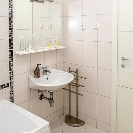 Amfiteatar Family Centre With Parking Apartment Pula