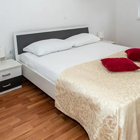 Amfiteatar Family Centre With Parking Apartment