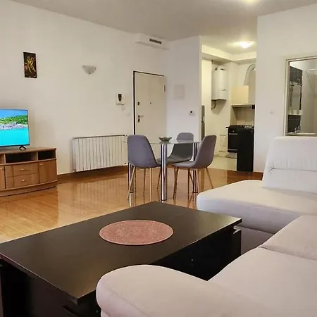 Apartment Amfiteatar Family Centre With Parking Pula